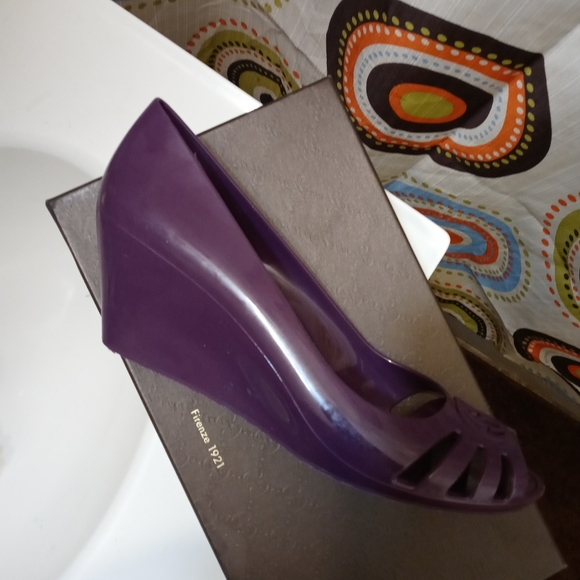 Sandles - Picture 2 of 3